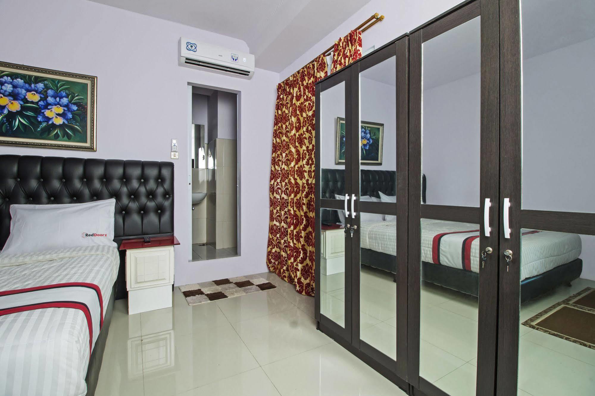 Reddoorz Plus @ Guntur Raya Setiabudi Jakarta Extérieur photo